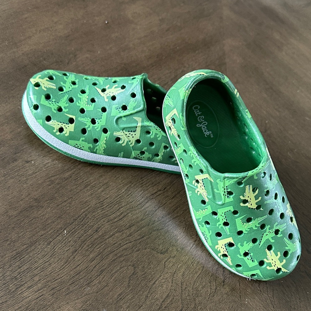 Cat & Jack Green alligator Water Clogs for toddler